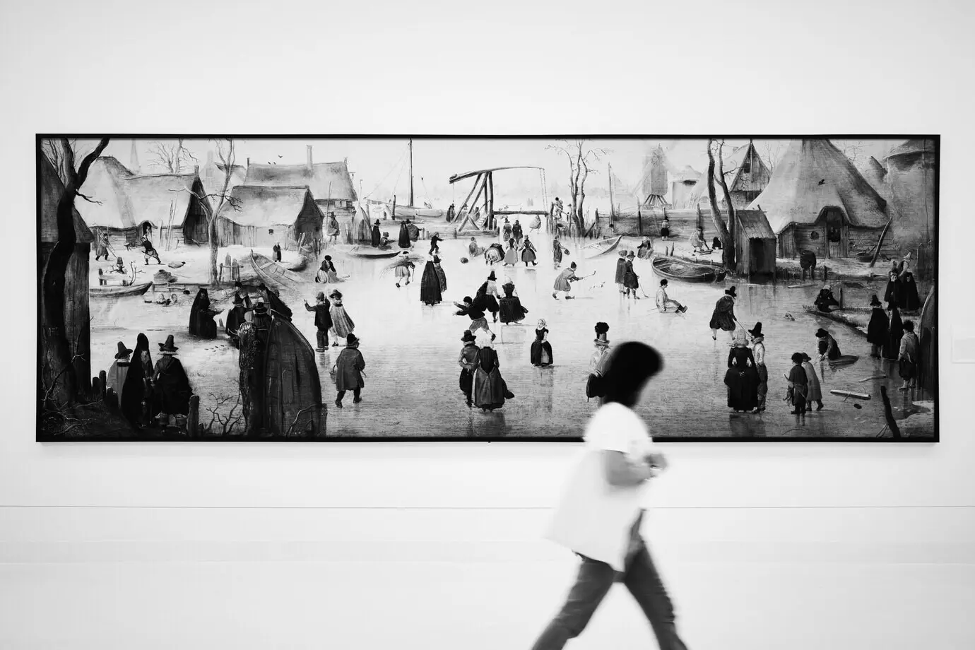 Длинное узкое полотно на художественной выставке.